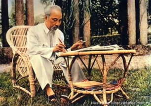 ประกวดการเขียนเกี่ยวกับ“การศึกษาและปฏิบัติตามแบบอย่างคุณธรรมของประธานโฮจิมินห์